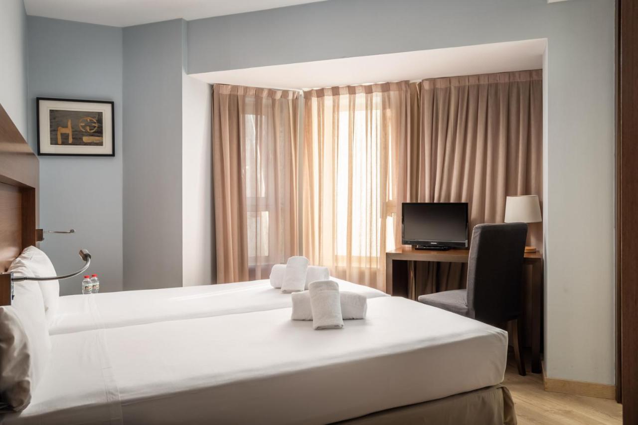 Hotel Madanis Liceo L'Hospitalet de Llobregat Exteriör bild