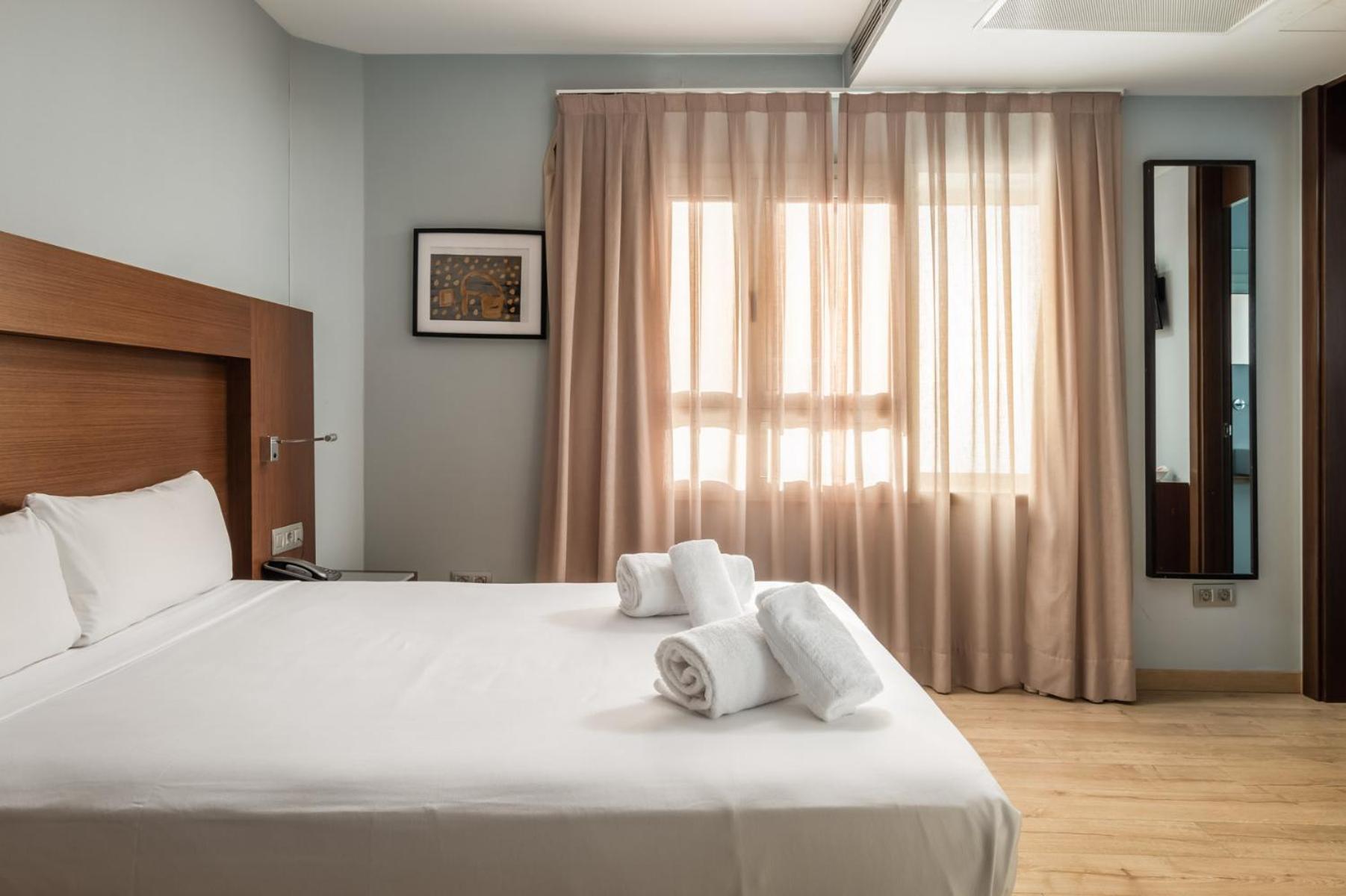 Hotel Madanis Liceo L'Hospitalet de Llobregat Exteriör bild