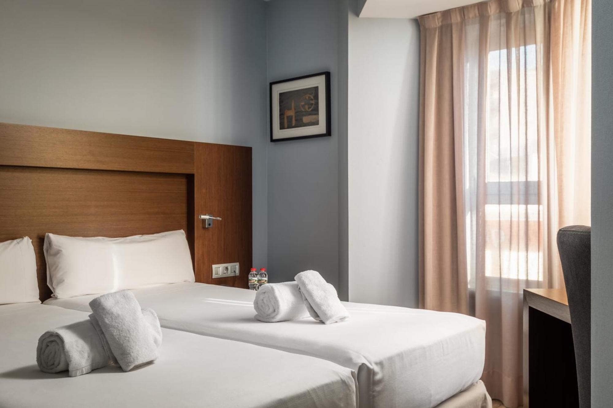 Hotel Madanis Liceo L'Hospitalet de Llobregat Exteriör bild