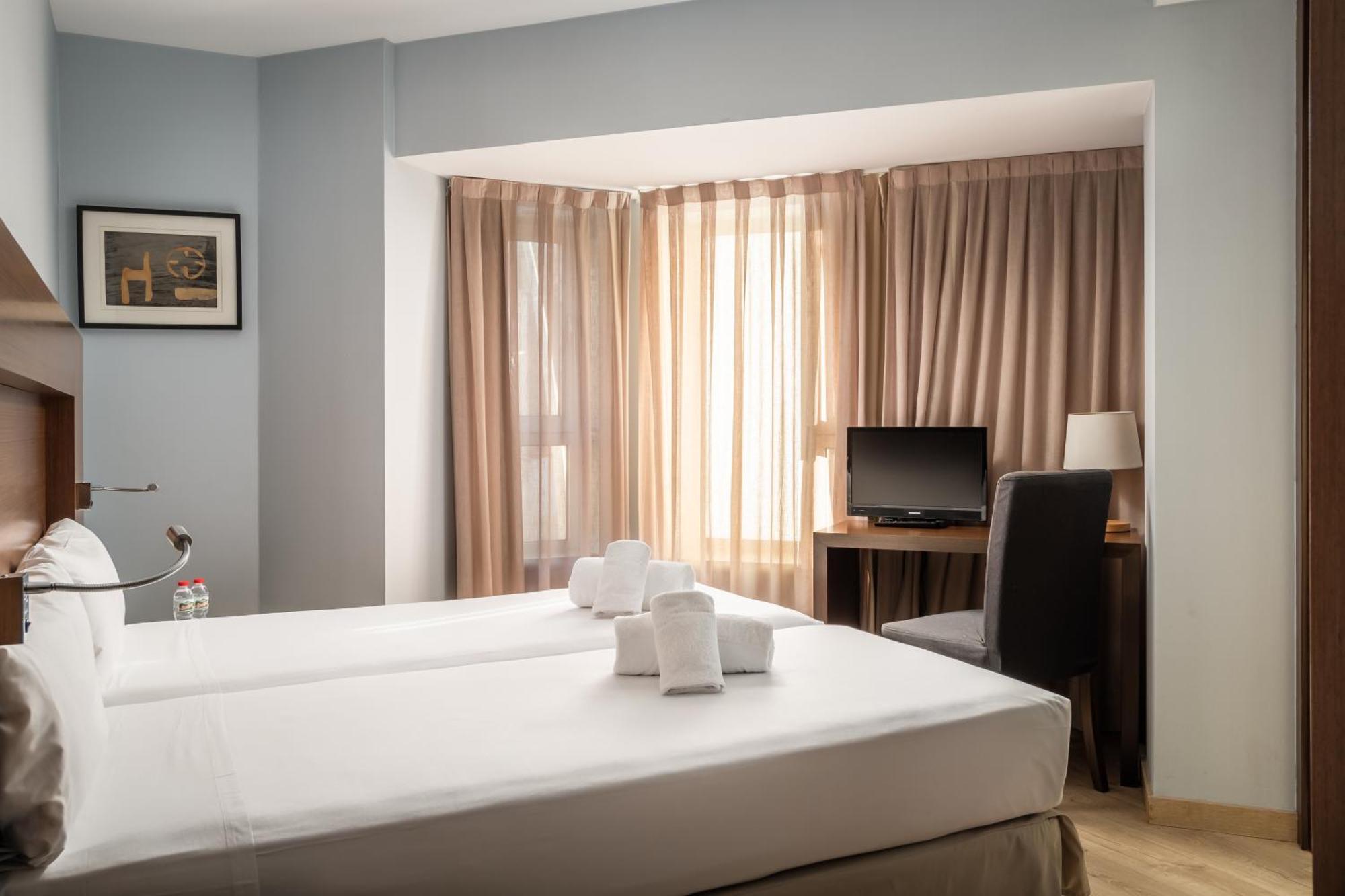 Hotel Madanis Liceo L'Hospitalet de Llobregat Exteriör bild