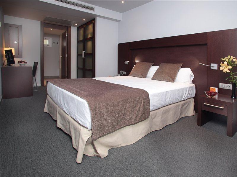 Hotel Madanis Liceo L'Hospitalet de Llobregat Exteriör bild