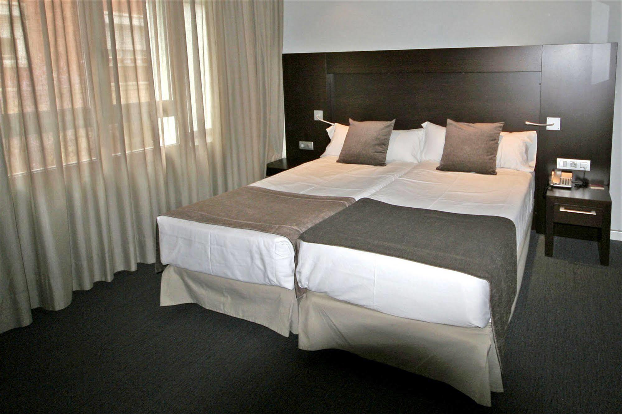 Hotel Madanis Liceo L'Hospitalet de Llobregat Exteriör bild